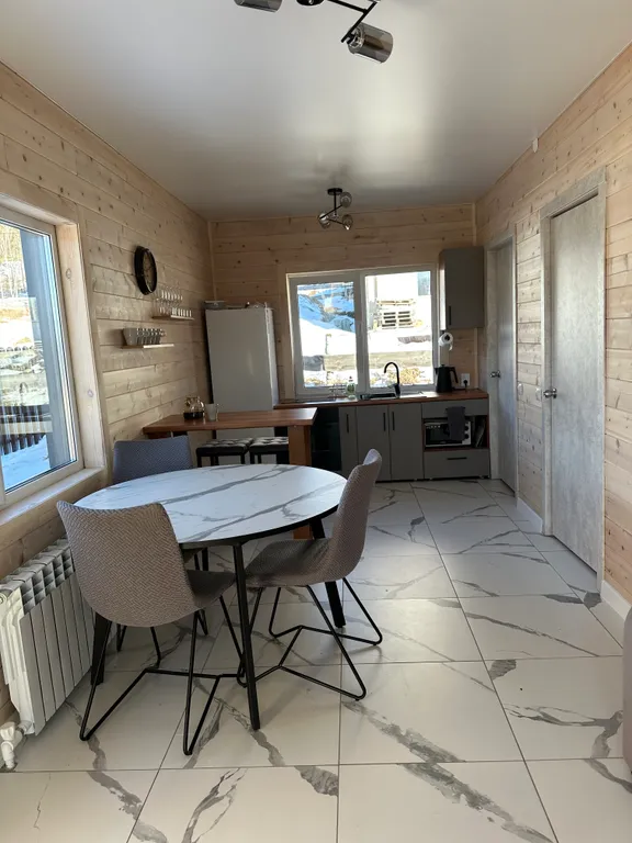 Двухэтажный дом с видом на горы