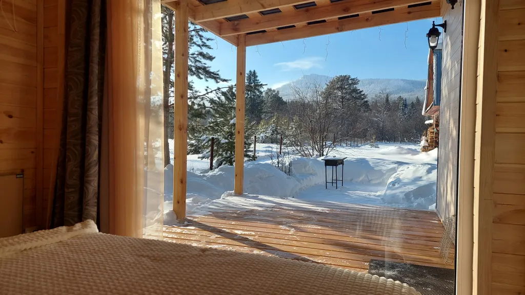 Уютный домик с видом на гору Малиновая