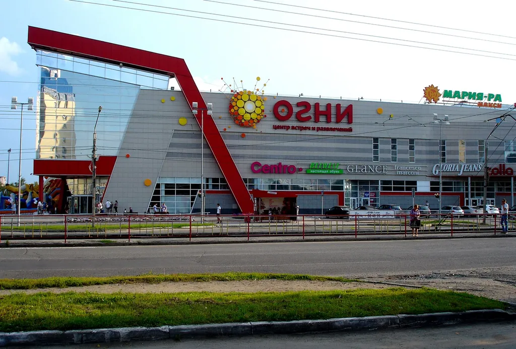 Рядом ТРЦ Огни и ТРЦ Весна