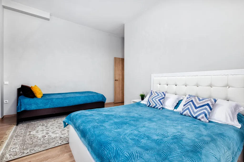 Уютная трехкомнатная квартира с тремя двухспальными кроватями на Экспо