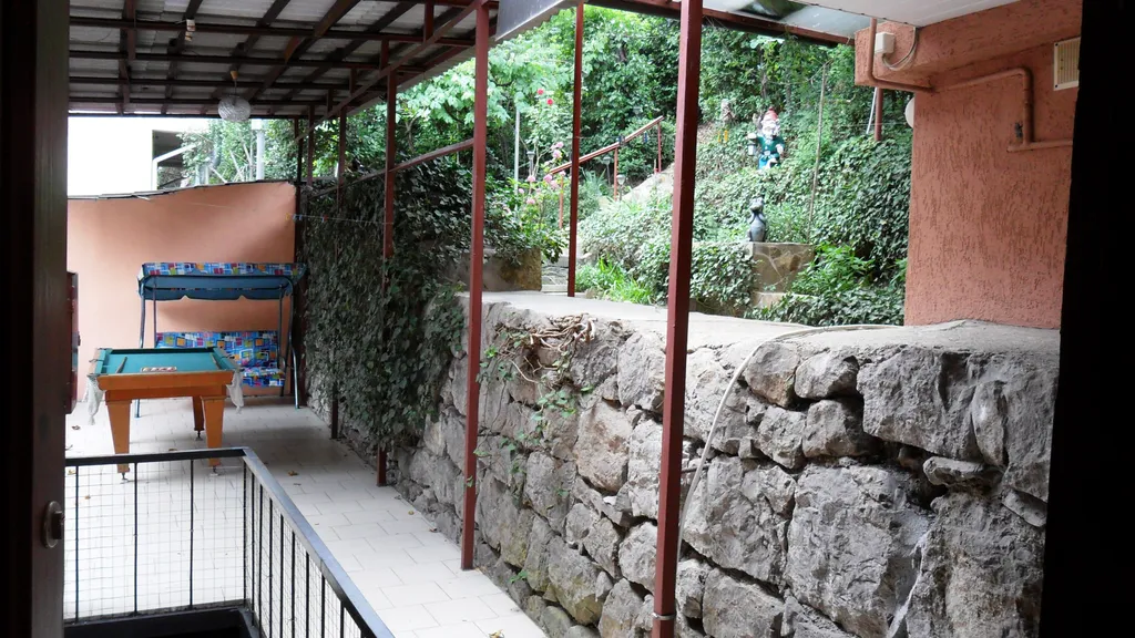 Коттедж Дом с парковкой и отдельным  двором — Ялта