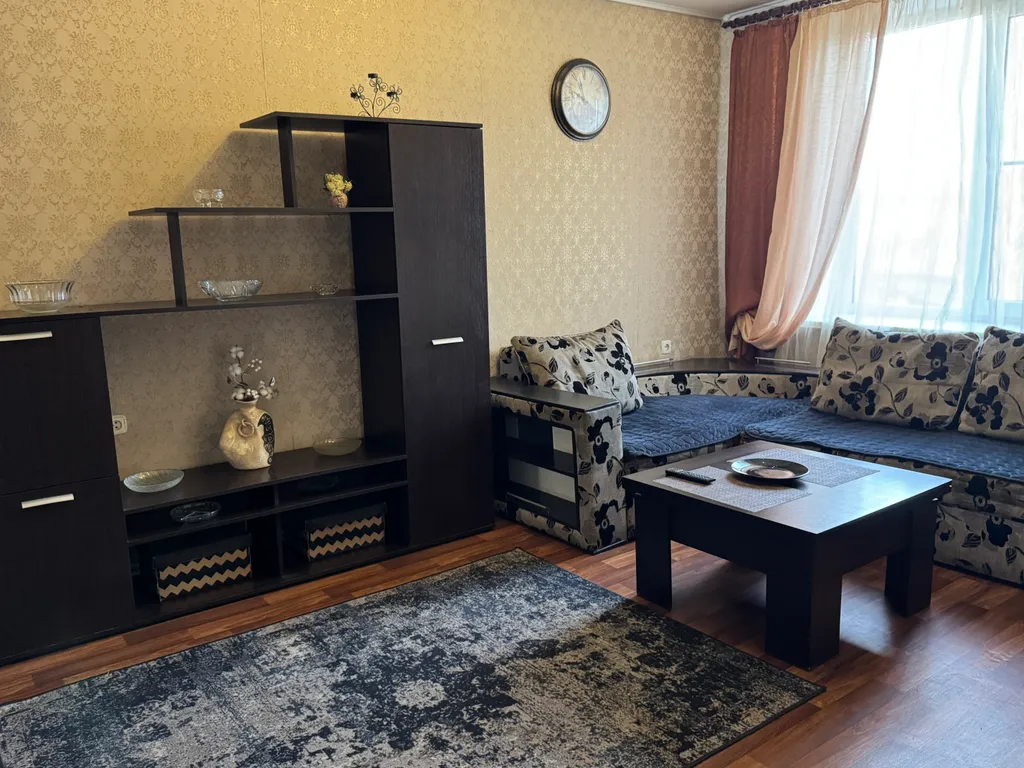 Чистая уютная трёхкомнатная квартира в самом центре города — аренда посуточно в Шахты