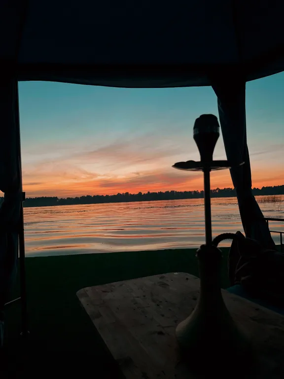 Двухэтажный дом на берегу реки Волга