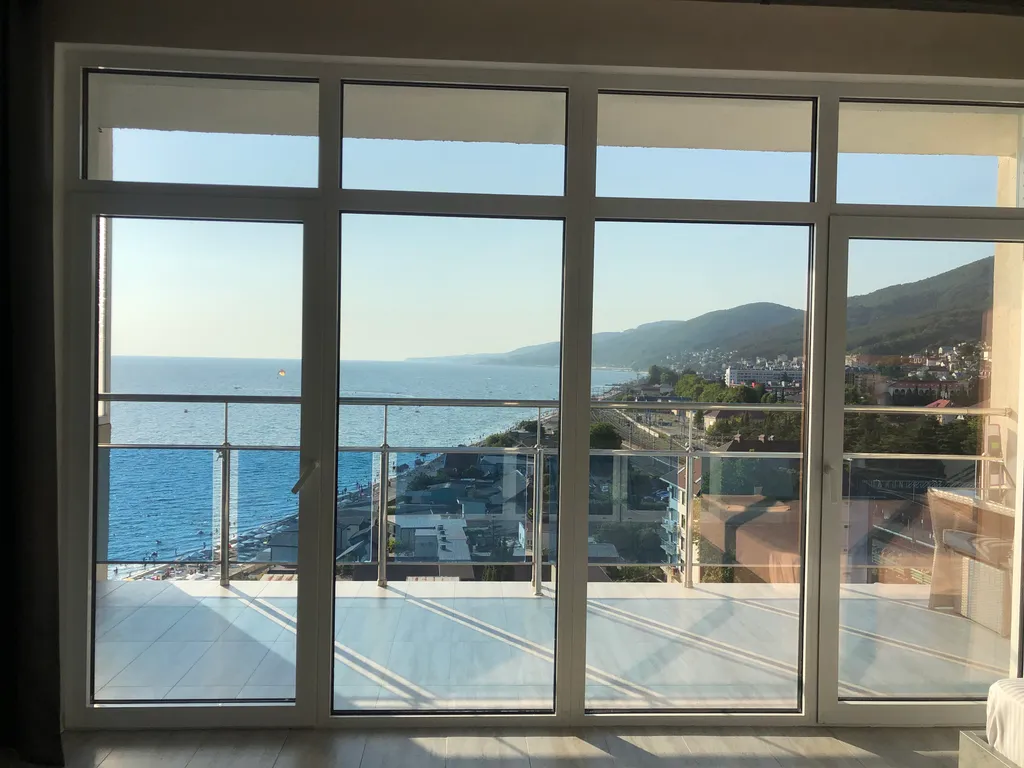 Яркая студия на берегу моря