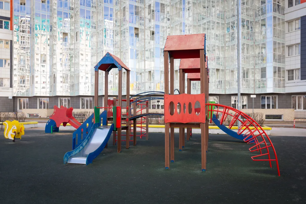 Яркая квартира с видом на заснеженные ветви и искрящийся снег