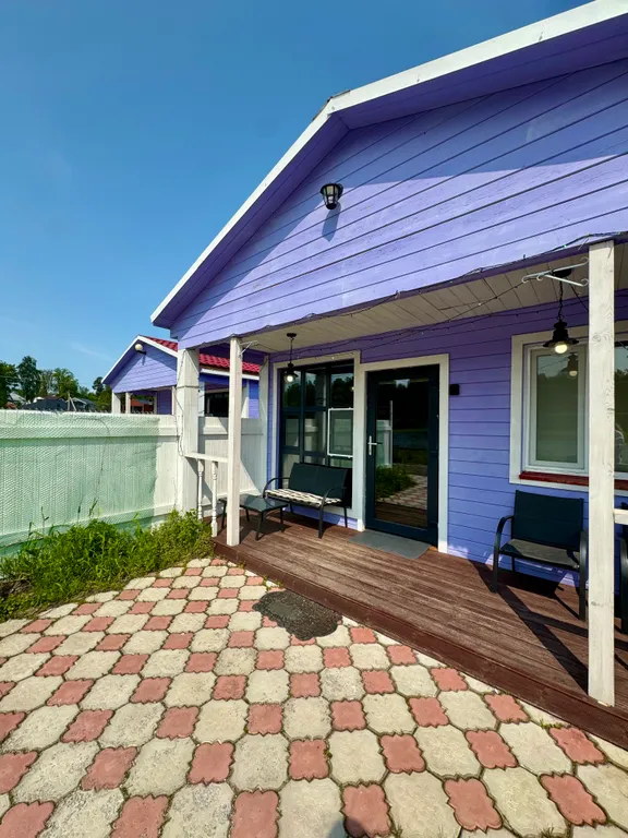 Уютный домик на берегу