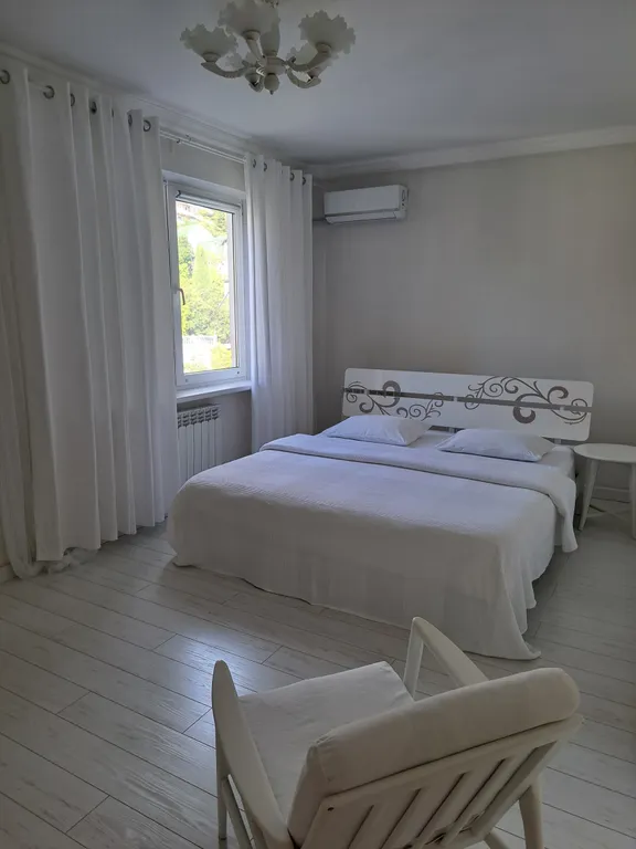 Две изолированные спальни с видом на горы в центре Ялты.