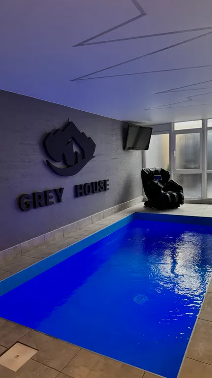 Дом с крытым бассейном