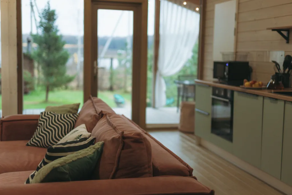 Дом с баней бочкой у воды и леса Green house