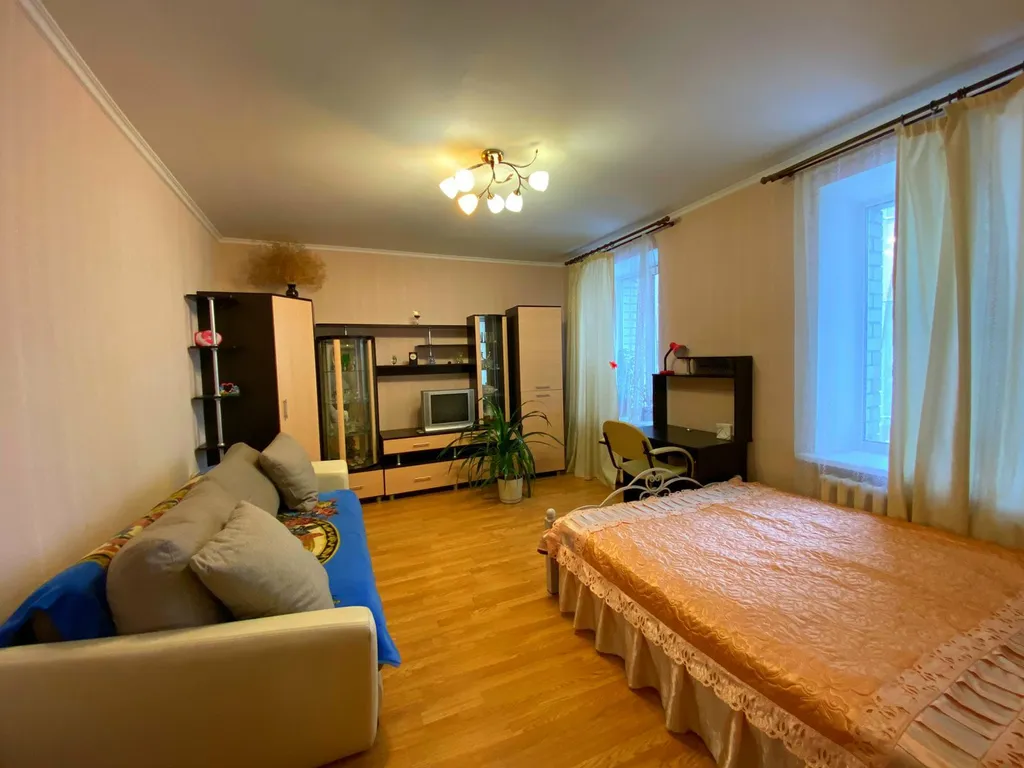 Дом с часами на площади Партизан