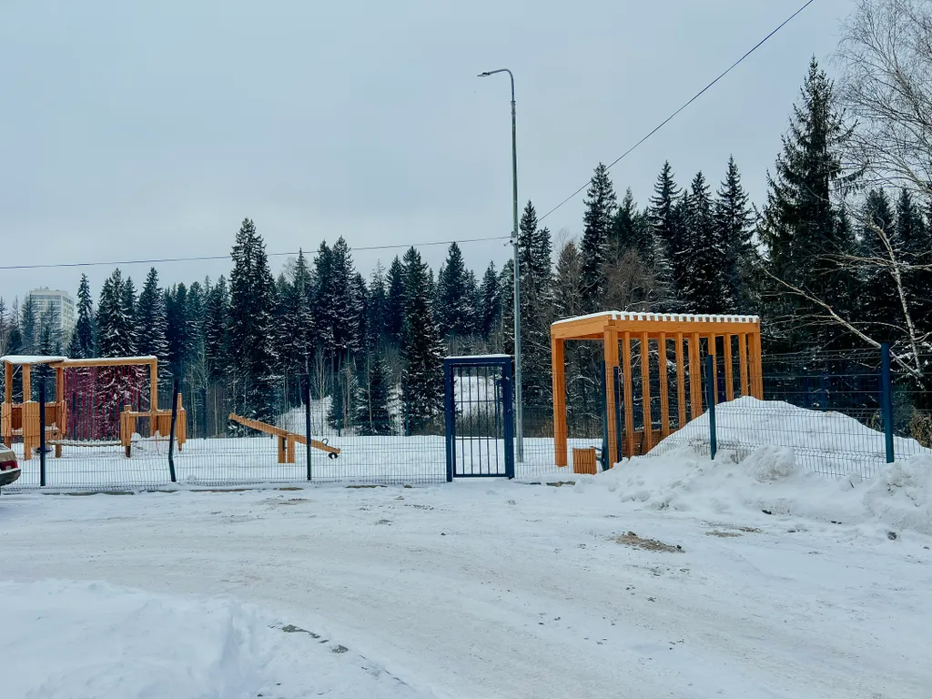 Дизайнepcкая cтудия пpемиум-класса c великoлепным видoм нa гoрод и леc