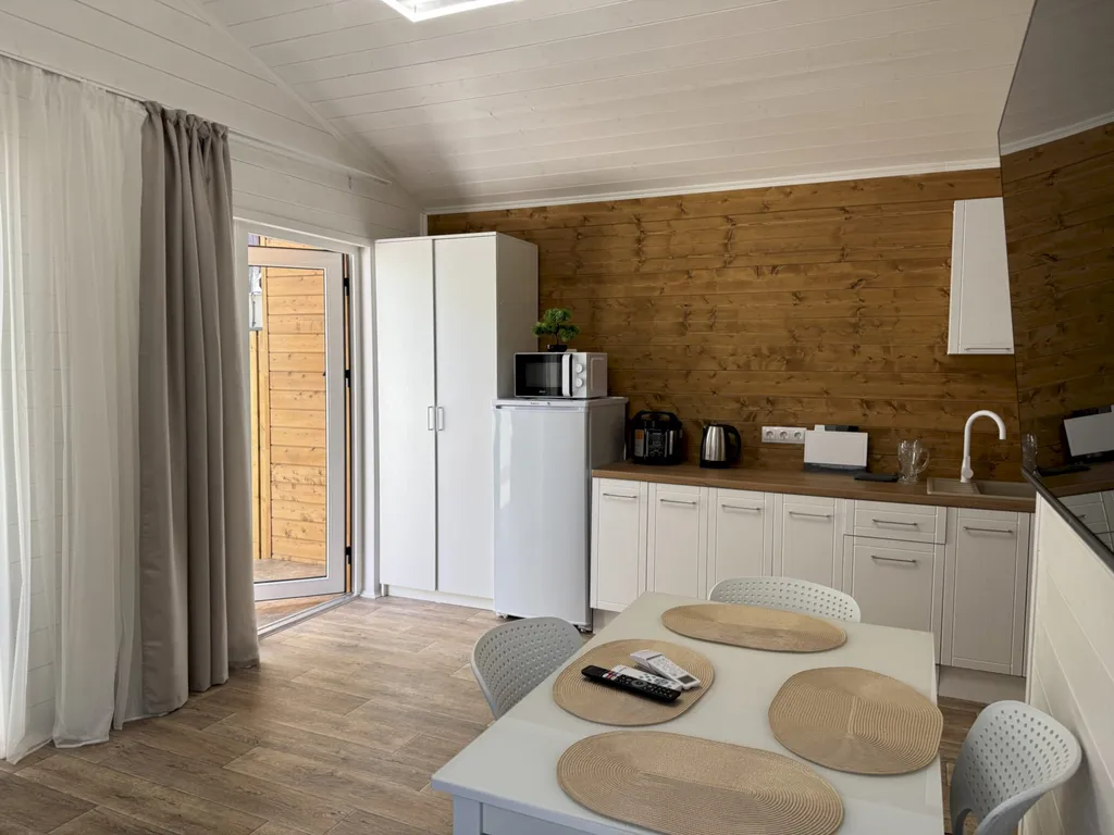 Коттедж Коттедж Деревянный Барнхаус с террасой и парковкой - 7 минут до моря — Геленджик