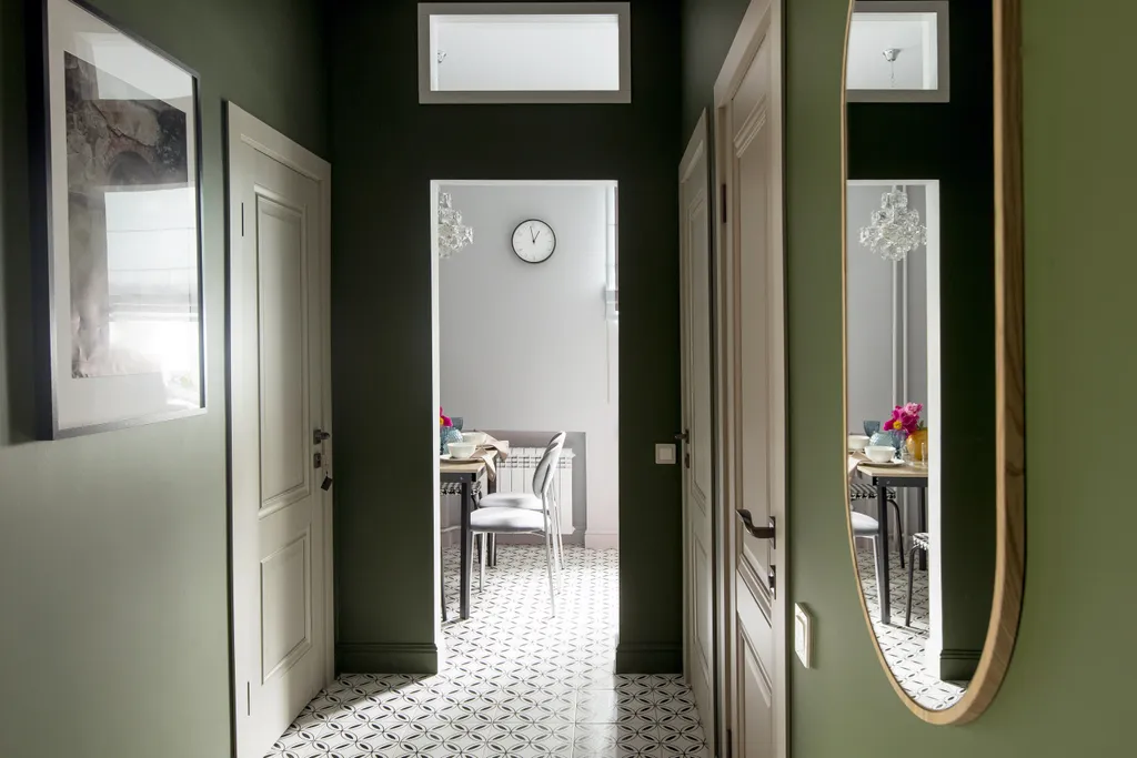 Яркая сталинка с балконом и видом на бульвар