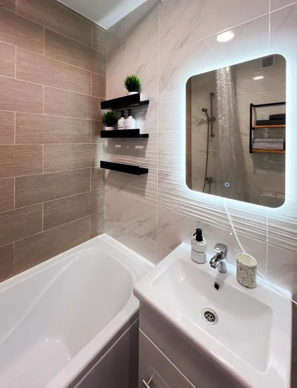 Стильная квартира-студия в яркой цветовой гамме с видом на бассейн