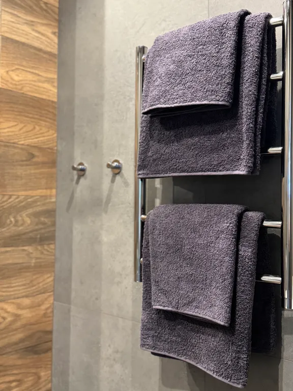 Стильная двухуровневая студия с захватывающим видом на город