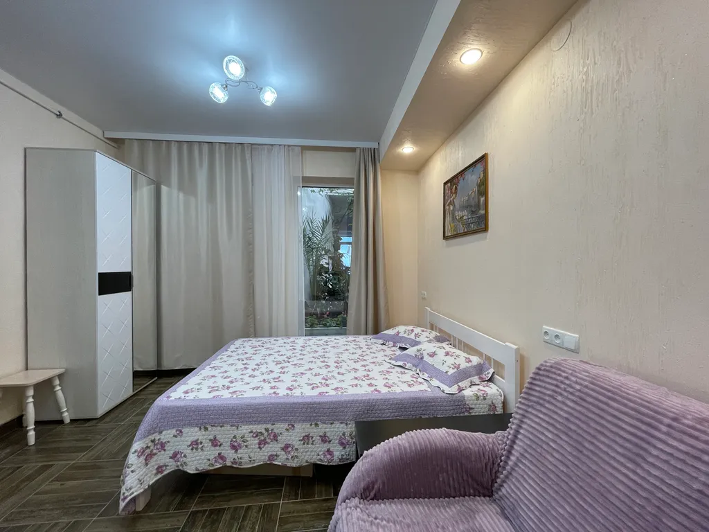 Комфортные апартаменты - студия, с кухней, на первом этаже