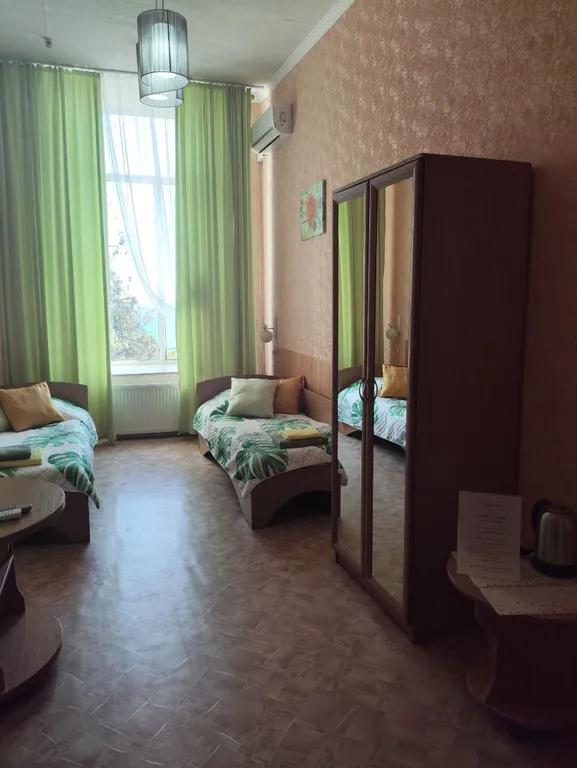 Трехместный номер с 2  кроватями и диваном. Стандарт с видом на море.