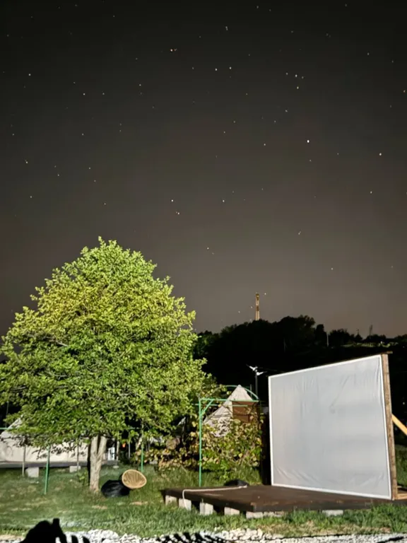 Шатер в саду