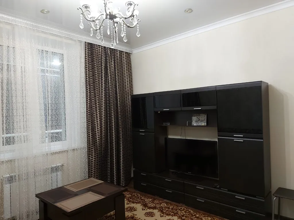 Квартира на банном, Родина