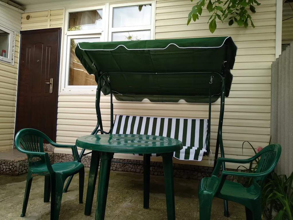 Коттедж Дом со своим зелёным двориком в исторической части города — аренда посуточно в Феодосия