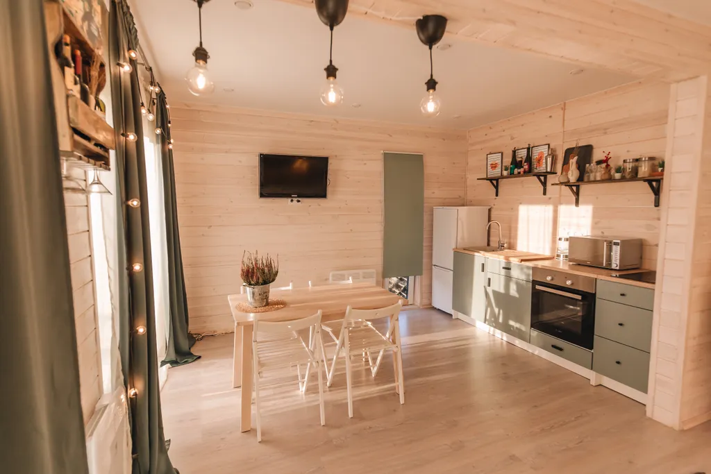 Дом в лесу рядом с озером