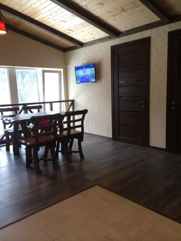 Уютная квартира на мансардном этаже с видом на горнолыжный склон, лес