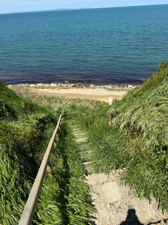 Студия с террасой и бассейном на первой береговой линии
