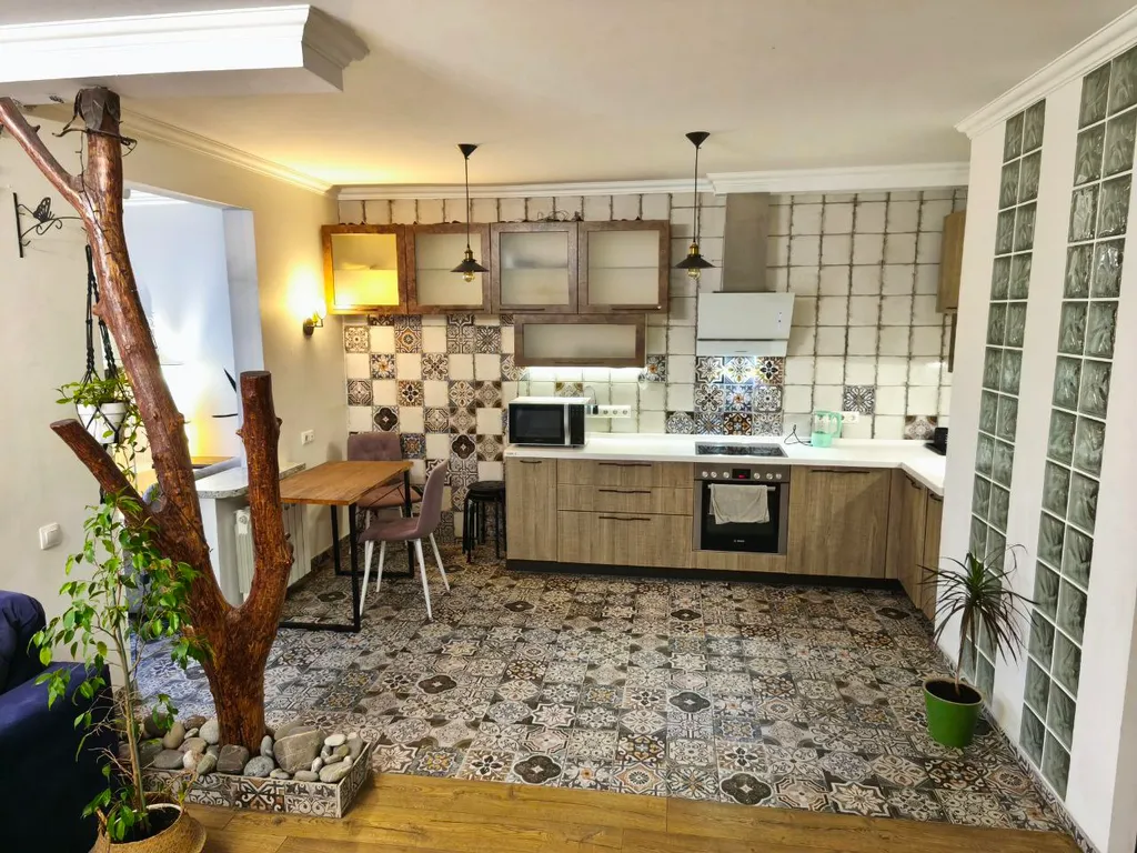 Студия с камином, деревом и видом на реку