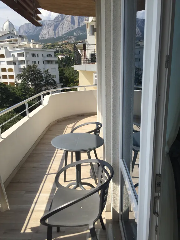 Студия с видом на море и горы