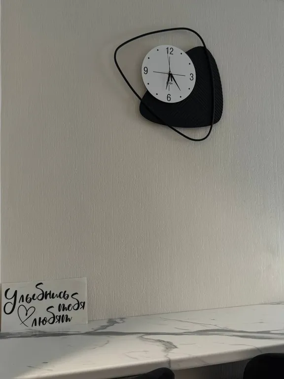 Уютная студия с камином рядом с озером