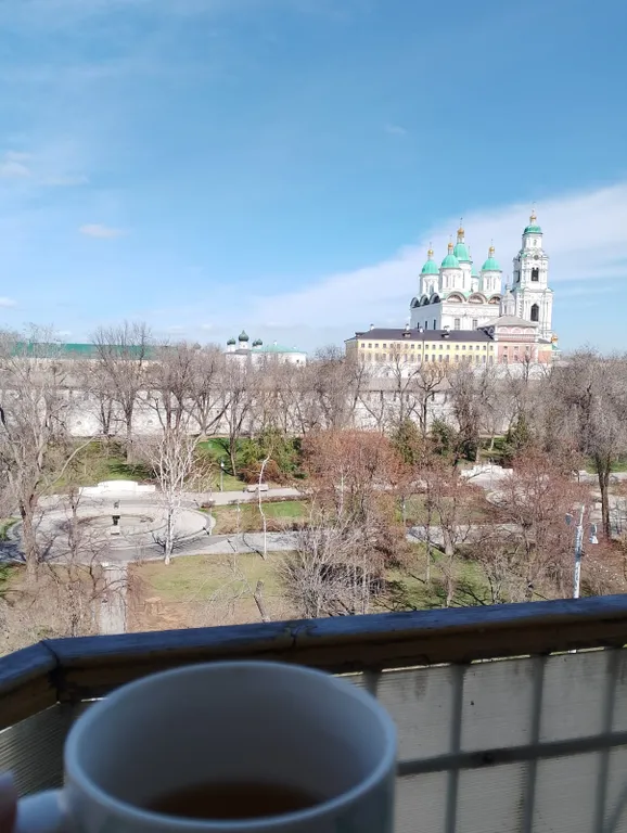 На центральной площади, с открытым балконом. В самом сердце Астрахани