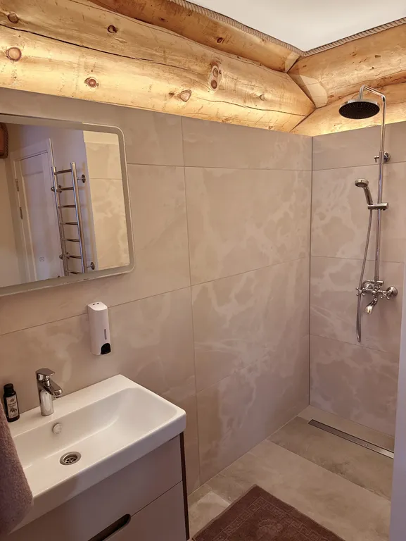 Гостевой дом и кедровая баня на Алтайской