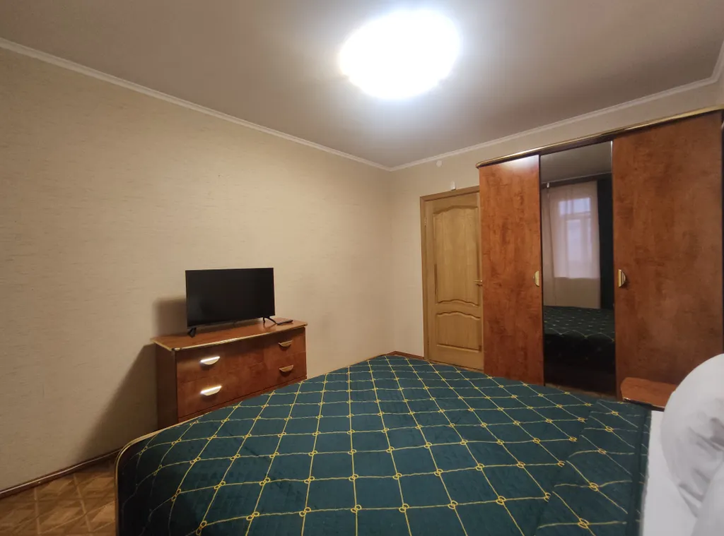 Квартира 3-комнатная квартира ochre apartament у Нефтегазового университета — Тюмень