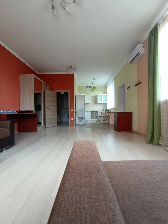 Студия с парковкой под окном