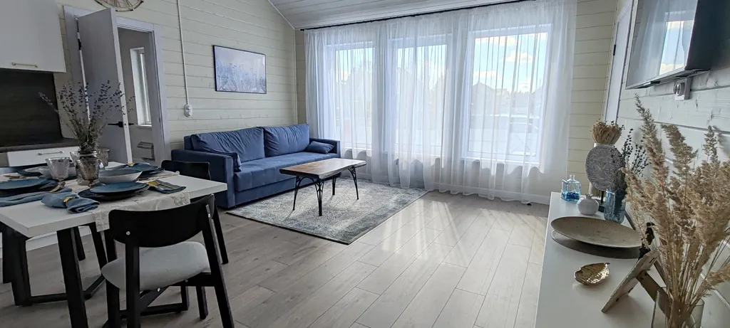 Дом рядом с озером