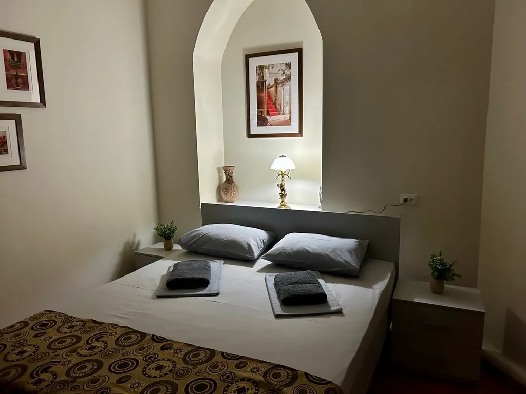 Уютный трехместный номер с двуспальной кроватью