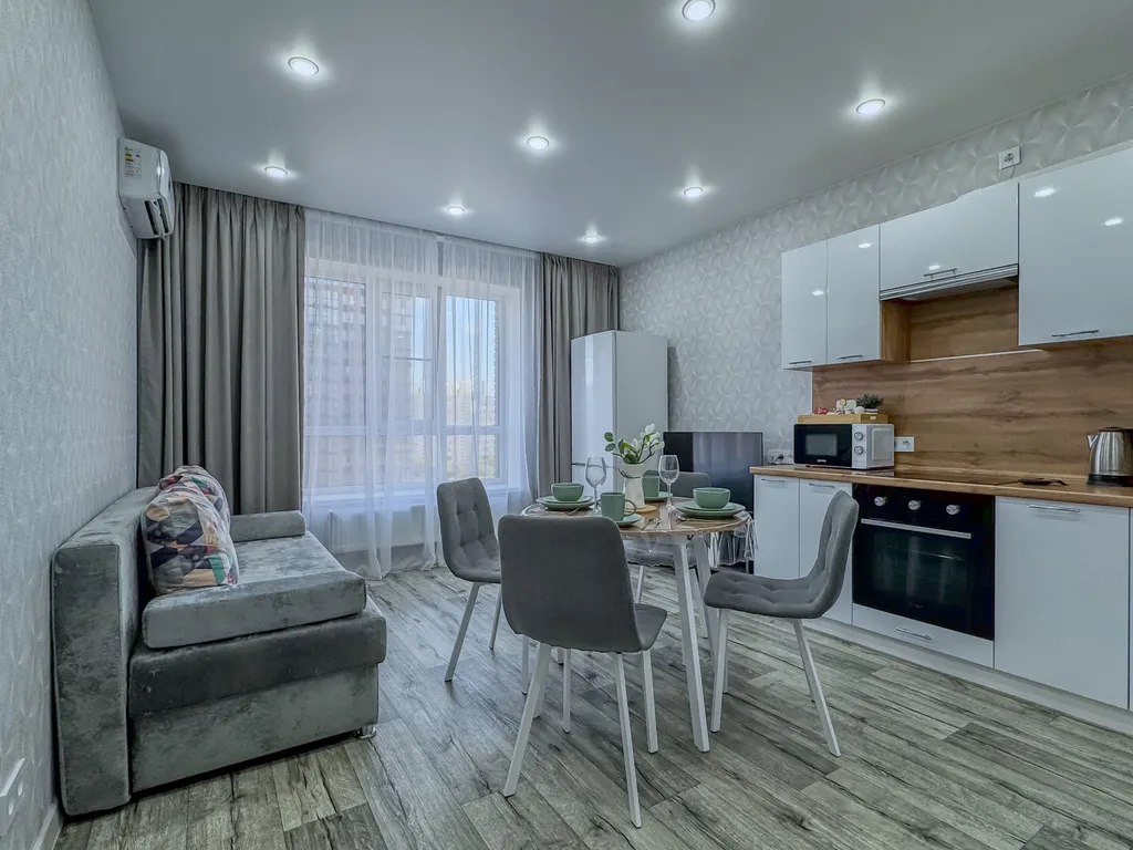 Просторная квартира с кухонной зоной и лоджией