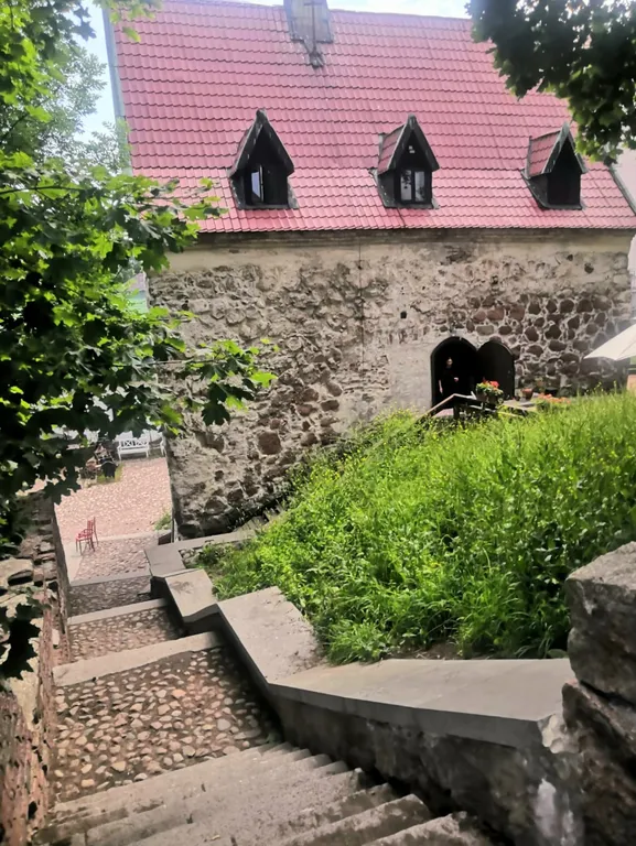 Дом на Скале возле Усадьбы Бюргера