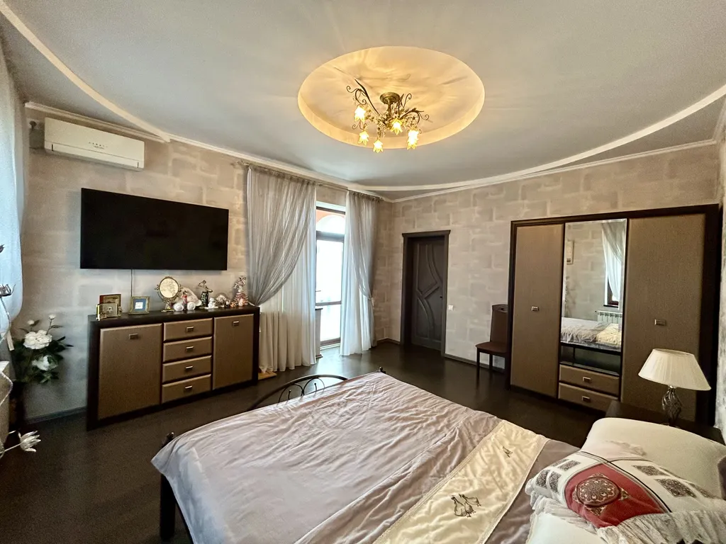 Вилла с бассейном и сауной в центре Ялты