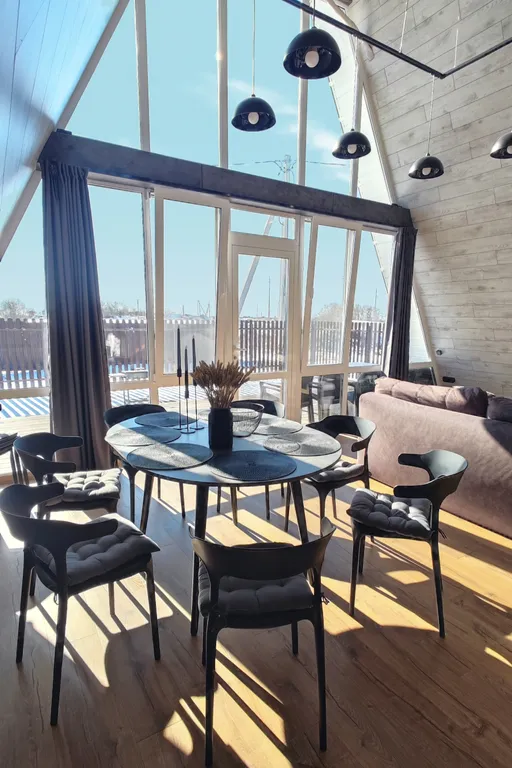 Панорамный домик с теплым бассейном в пяти минутах ходьбы от города