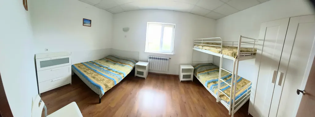 Спальня, кухня с диваном, балкон