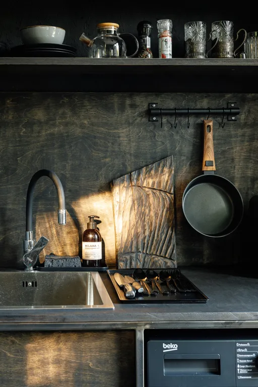 Домик на лесном склоне с видом на горы