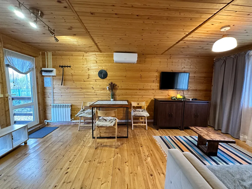 Деревянный коттедж с видом на озеро