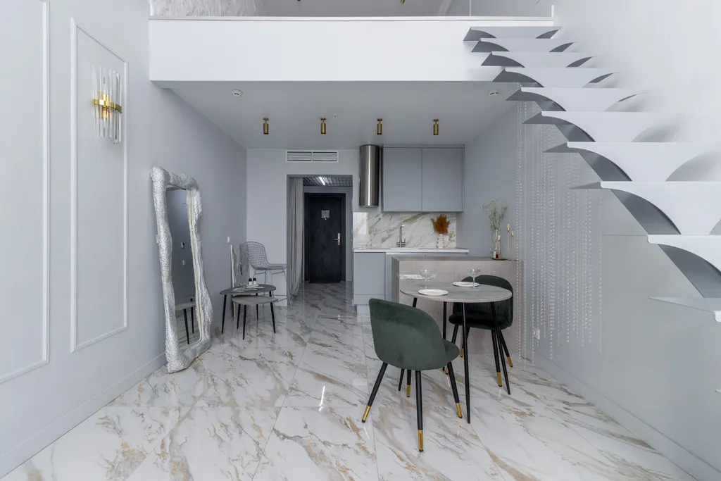 Двухуровневая студия с панорамным видом на город