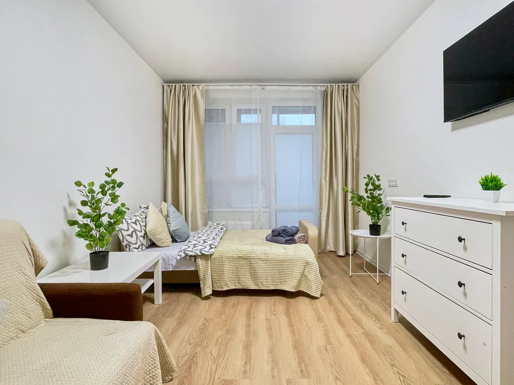 Уютная светлая трешка кухня отдельно, 2 балкона