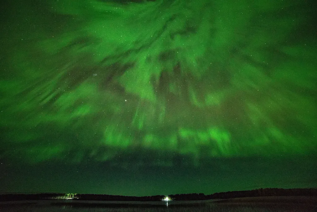 Уютный дом на берегу озера