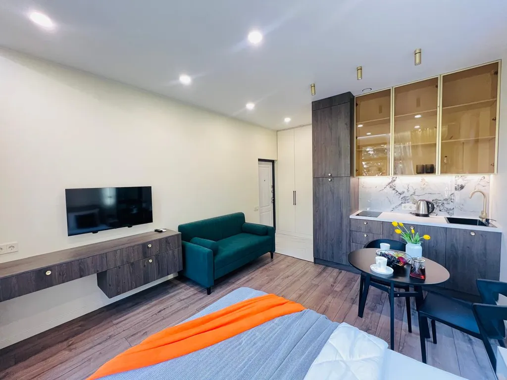 Апартаменты с балконом и бассейном на территории