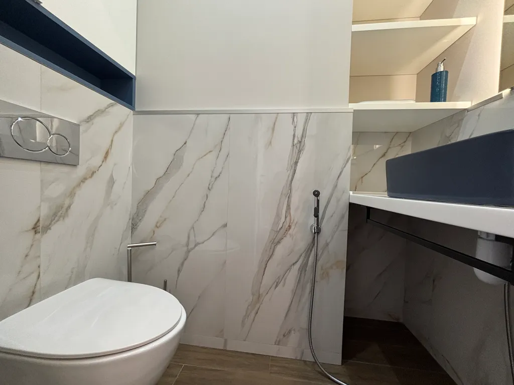 Видовая двухкомнатная с балконом на первой линии у моря