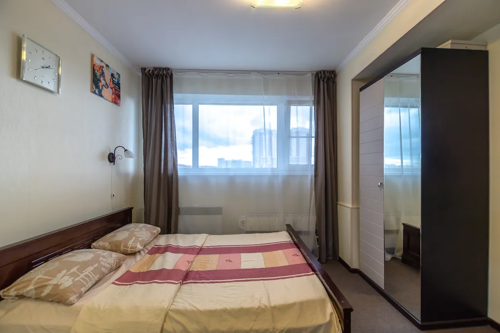 Истомáн для двоих с видом на город