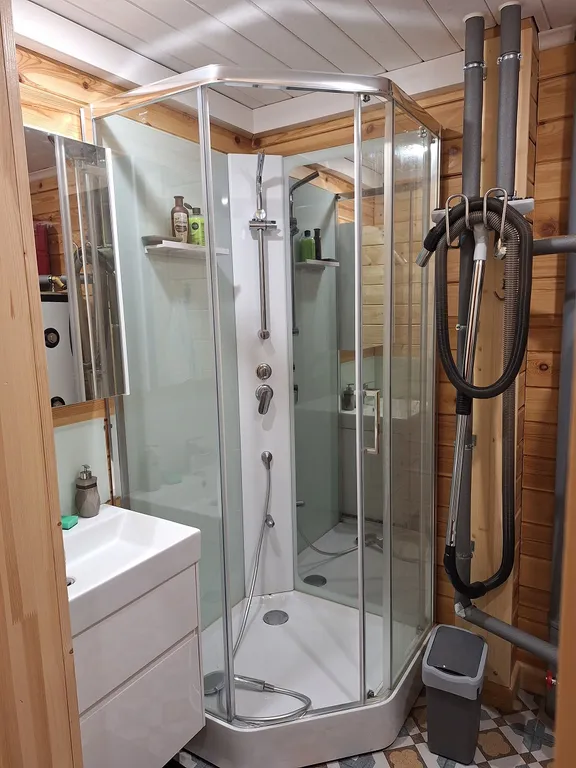 Дом деревянный на берегу реки в Рощино